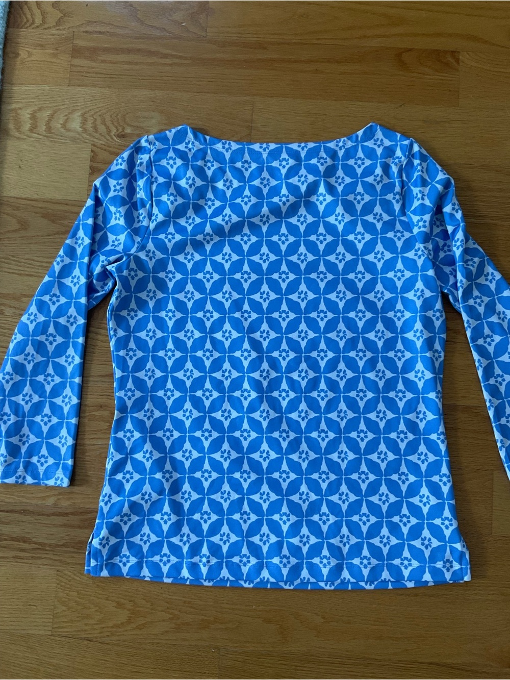 Vineyard Vines Blue and White Geometric Long-Sleeve Top
